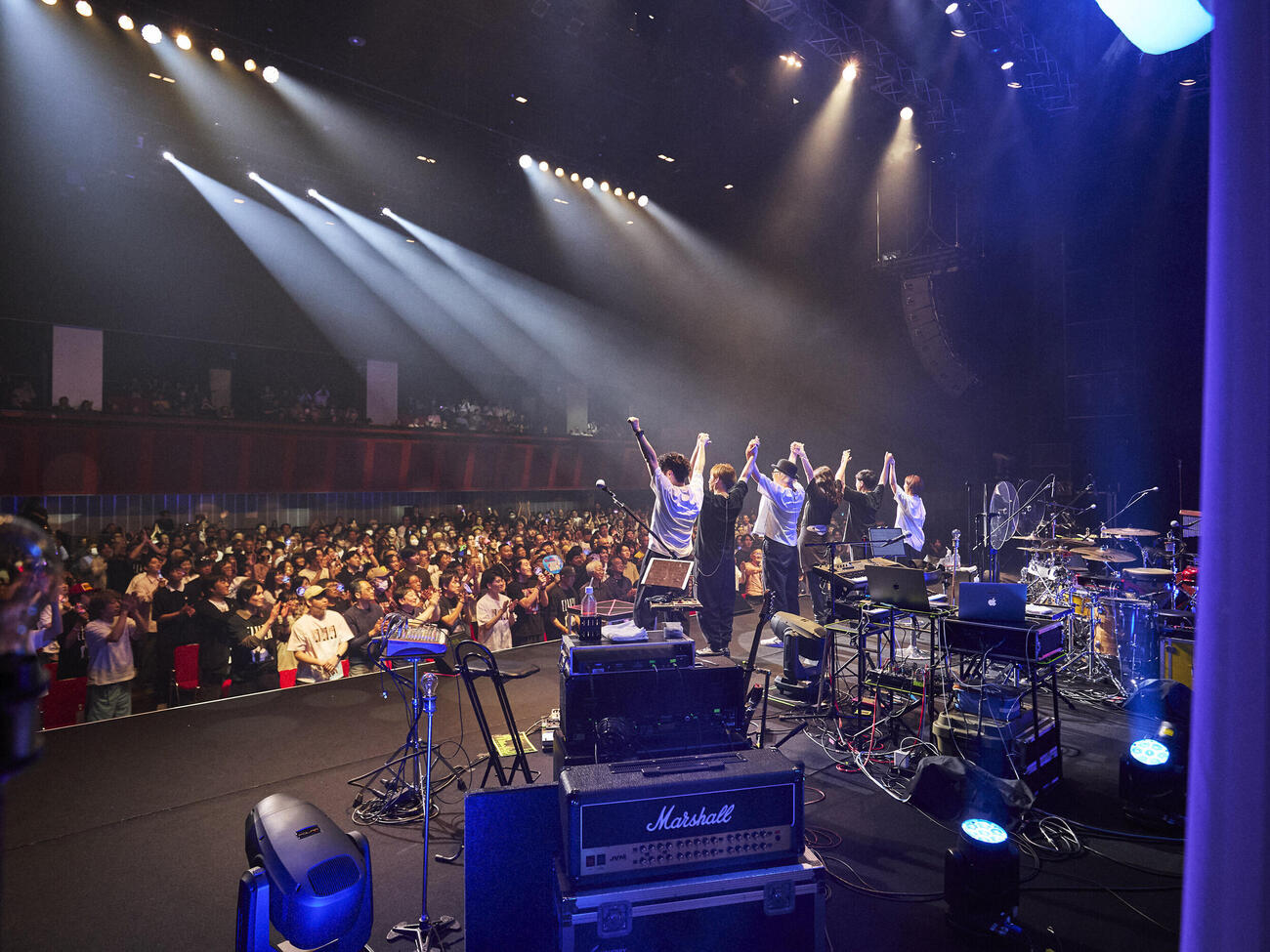 アーティスト“ELAIZA”として初のライブツアーの東京公演で歌う池田エライザ