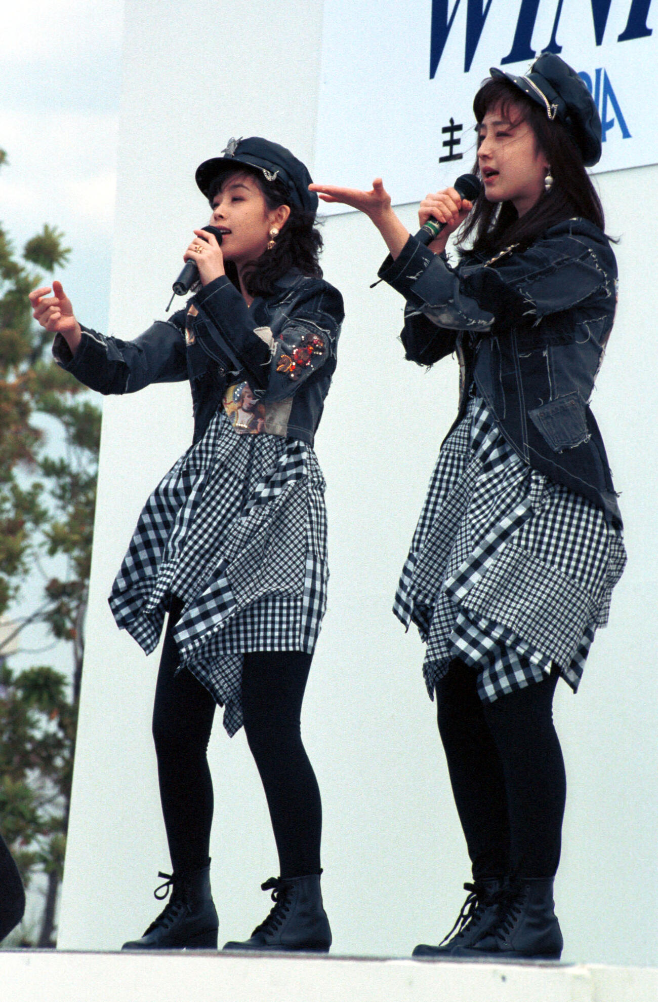 Wink時代の鈴木早智子（左）と相田翔子（1994年4月撮影）