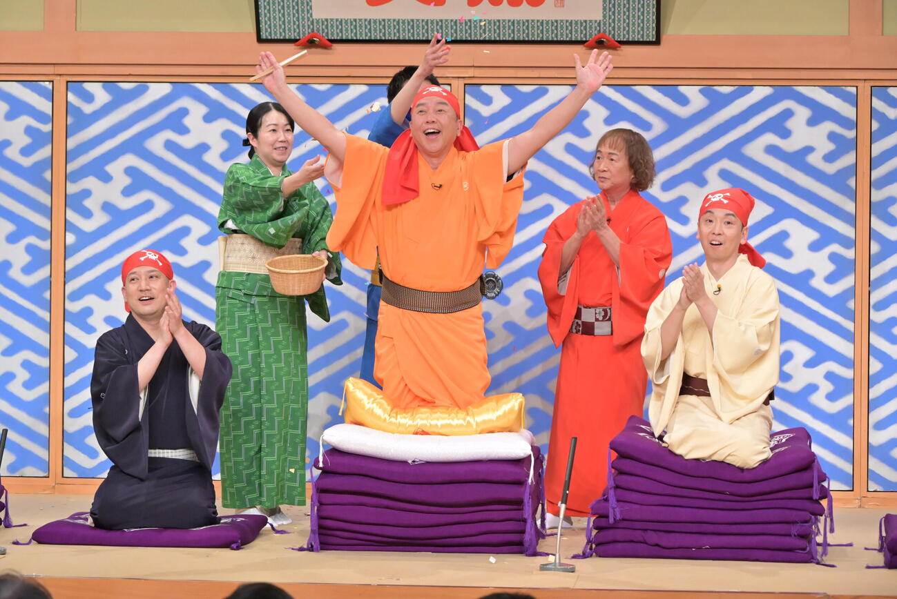 大喜利で座布団十枚獲得した林家たい平（中央）
