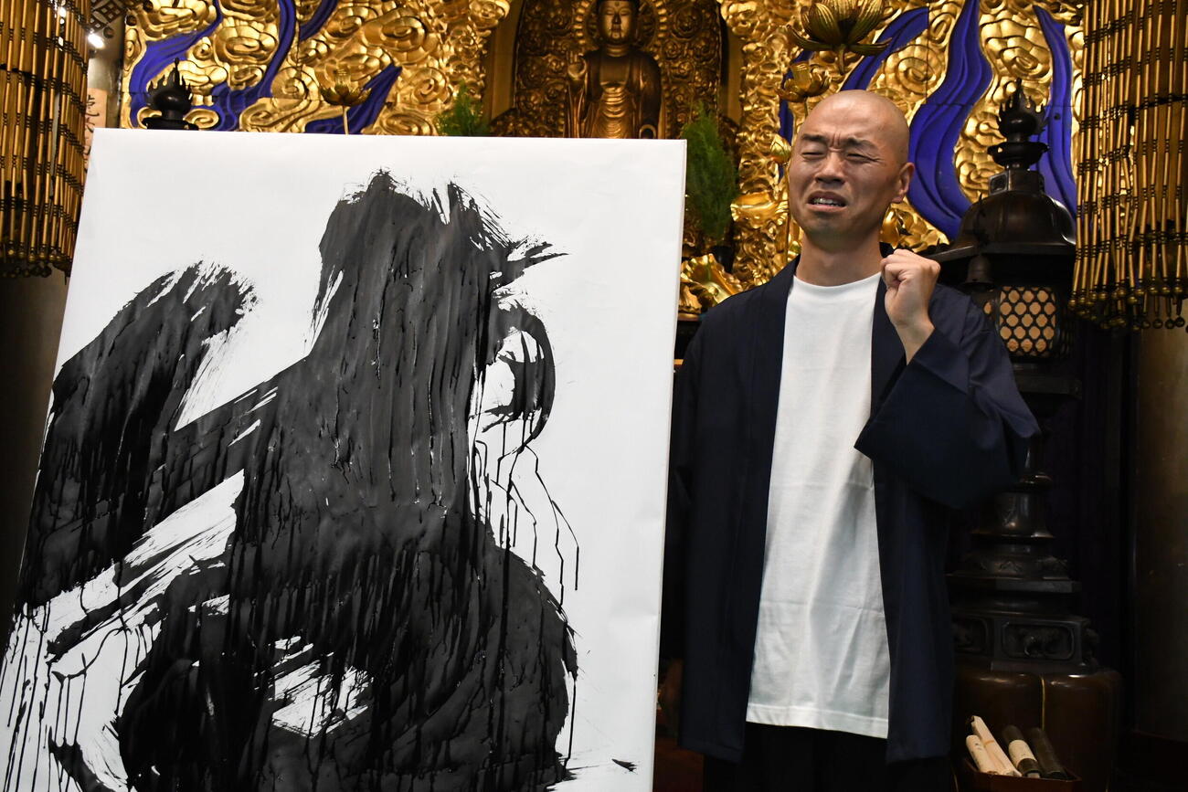 自身初の書道展「生きる～読んでにやつき見て感動して～」を開催したアキナの山名文和（撮影・阪口孝志）