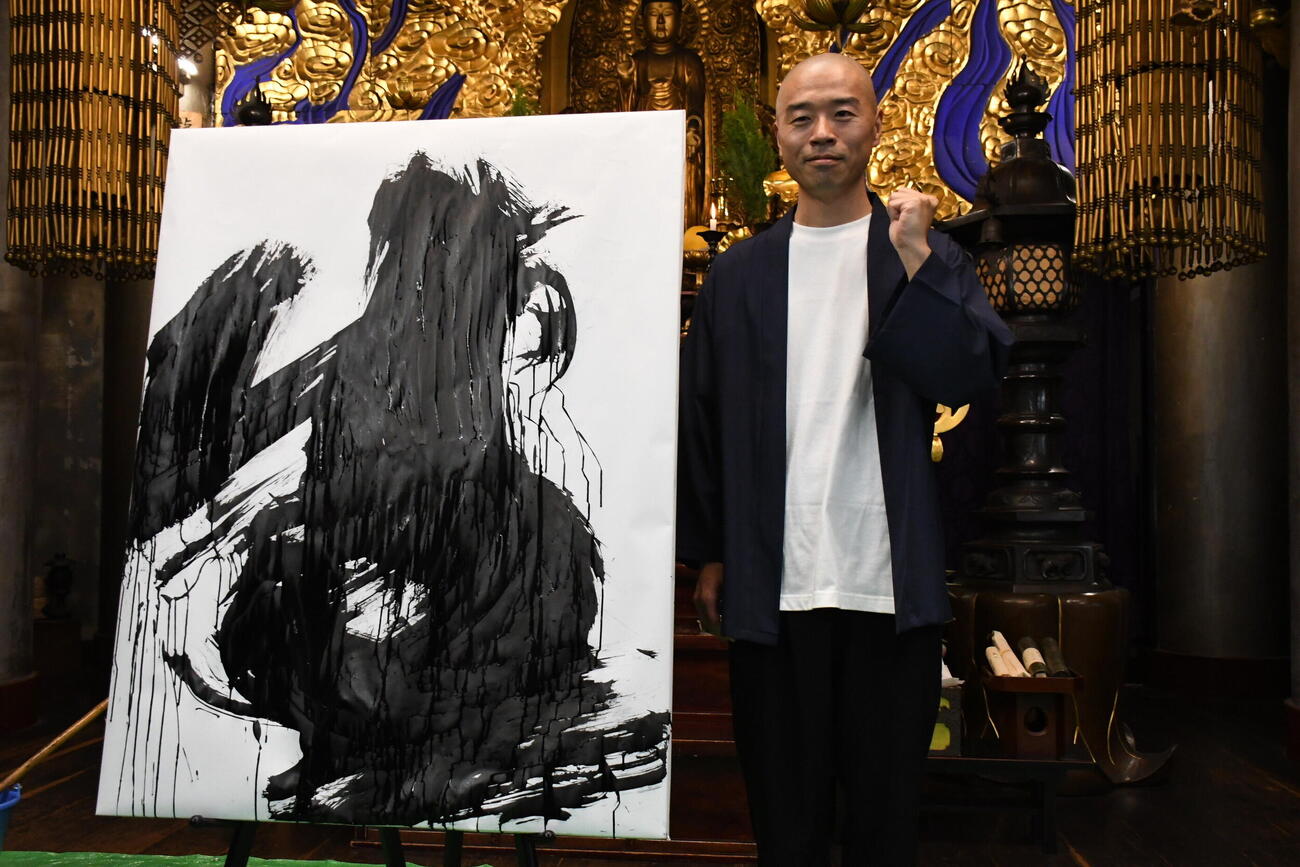 自身初の書道展「生きる～読んでにやつき見て感動して～」を開催したアキナの山名文和（撮影・阪口孝志）