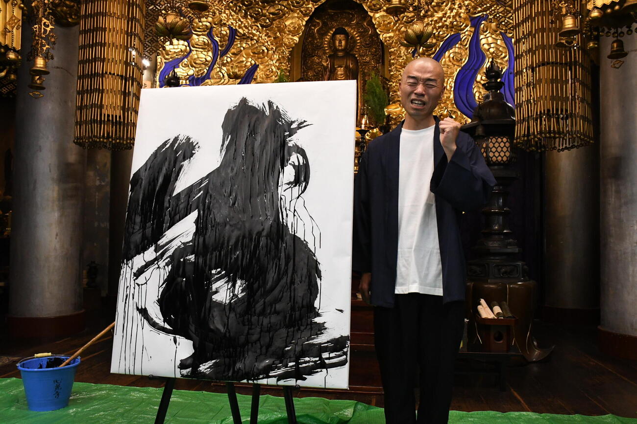 自身初の書道展「生きる～読んでにやつき見て感動して～」を開催したアキナの山名文和（撮影・阪口孝志）