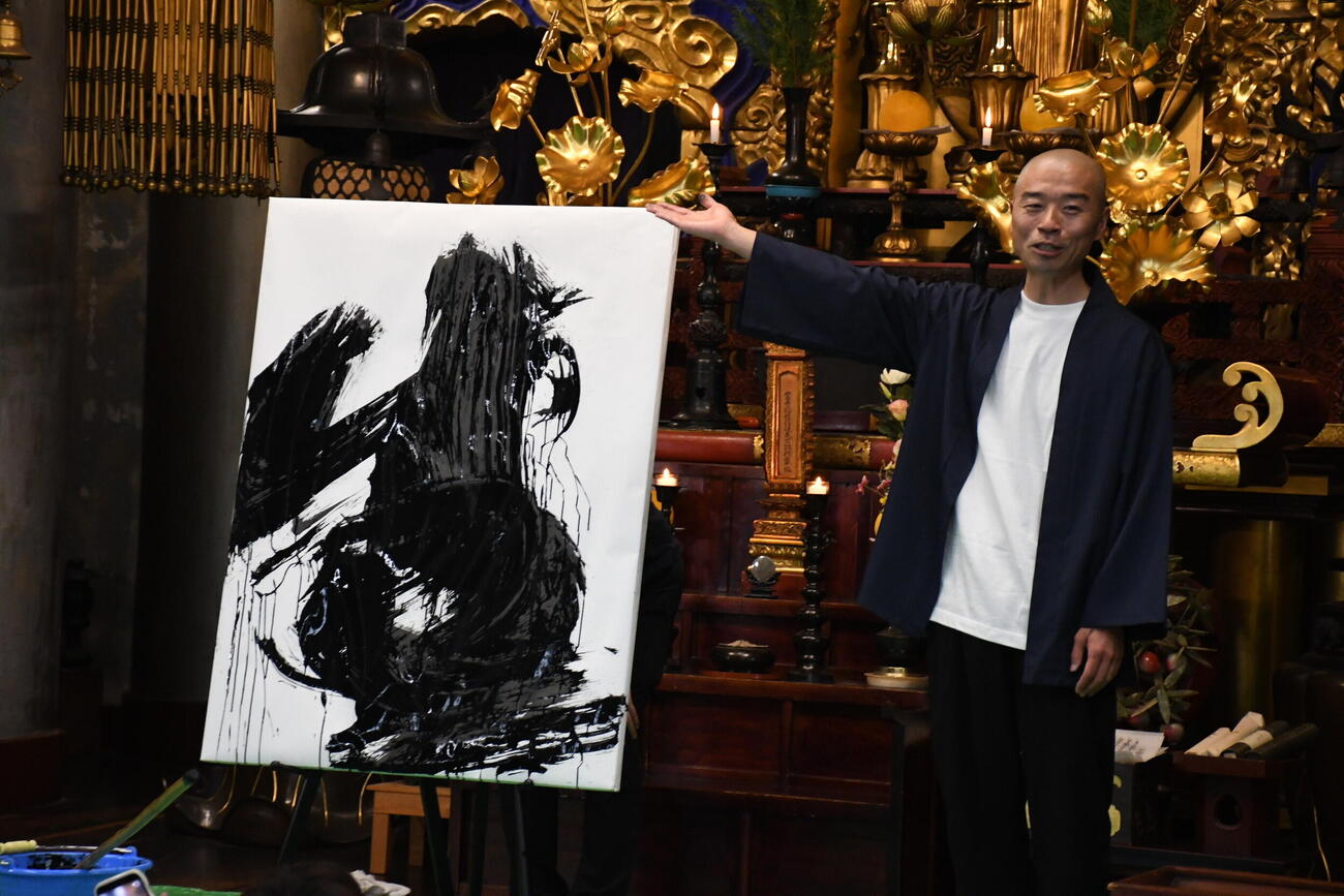 自身初の書道展「生きる～読んでにやつき見て感動して～」を開催したアキナの山名文和（撮影・阪口孝志）