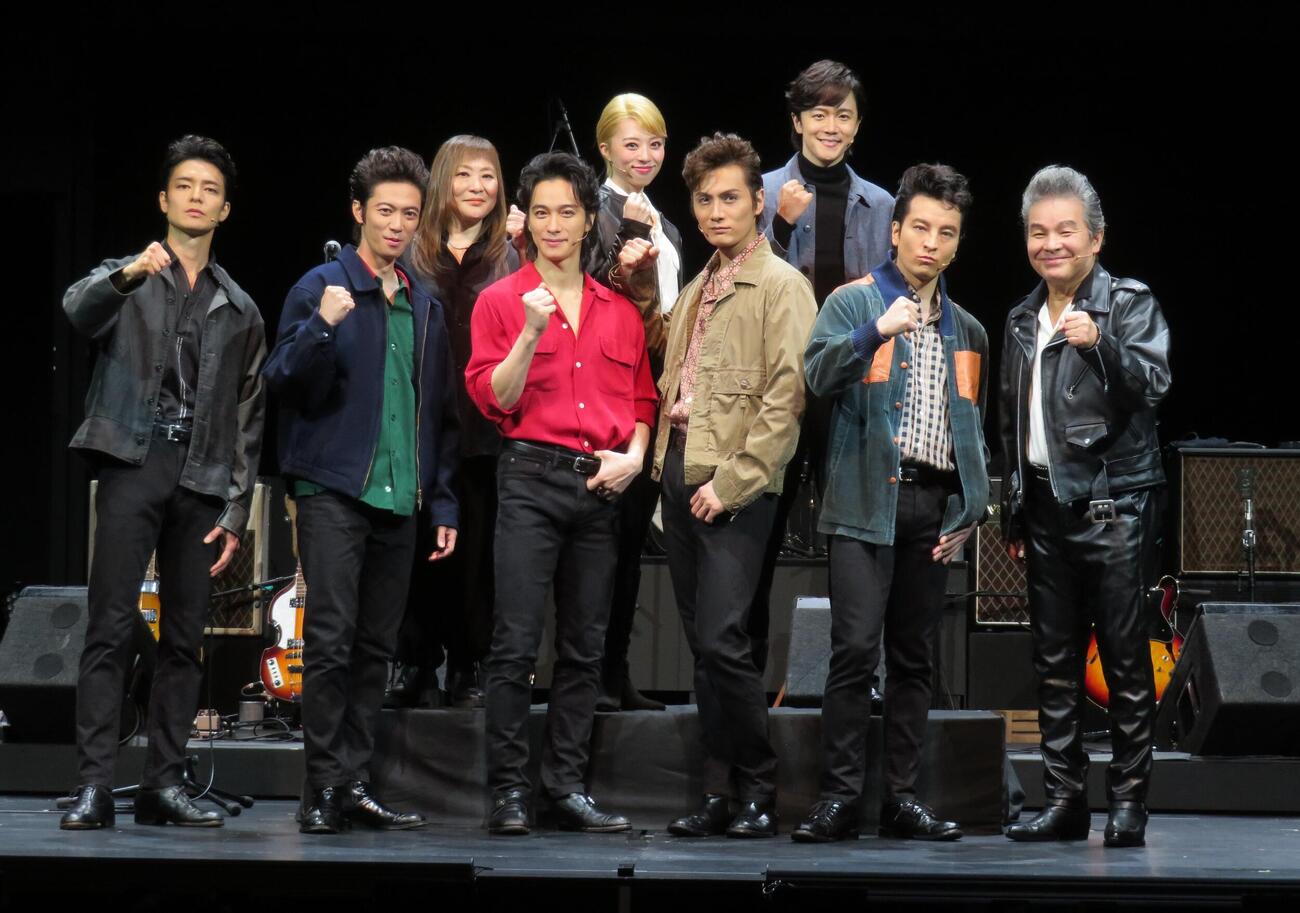 舞台「BACKBEAT」の取材会。前列左から上口耕平、辰巳雄大、戸塚祥太、加藤和樹、JUON、尾藤イサオ、後列左から石丸さち子さん、愛加あゆ、林翔太
