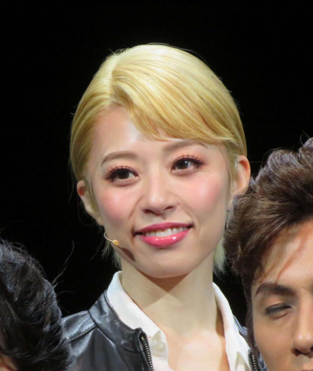 舞台「BACKBEAT」の取材会の愛加あゆ
