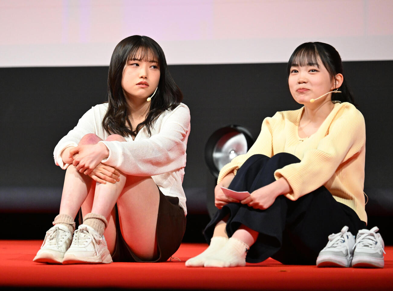 横浜国際映画祭　新人オーディションで演技する北澤詩乃（左）と酒井希愛（撮影・千葉一成）