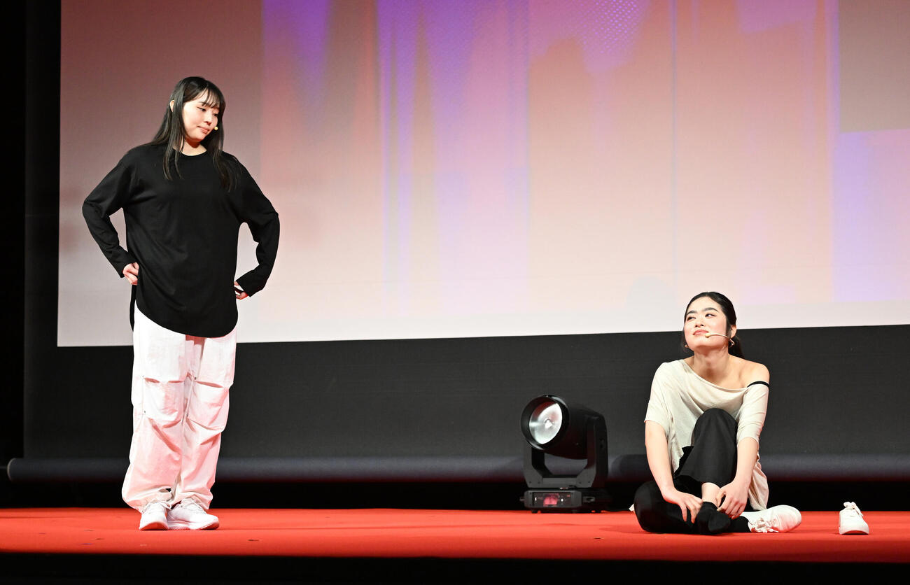 横浜国際映画祭　新人オーディションで演技する藤田凌采（右）と八鍬乃々（撮影・千葉一成）