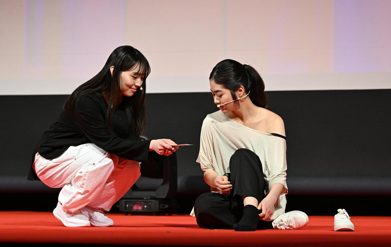 横浜国際映画祭　新人オーディションで演技する藤田凌采（右）と八鍬乃々（撮影・千葉一成）