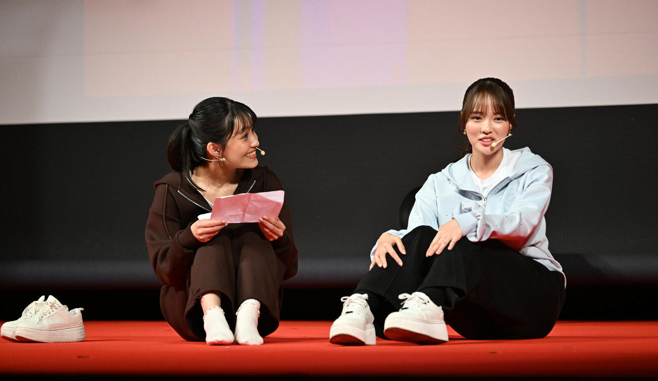 横浜国際映画祭　新人オーディションで演技する大原萌々（左）と粕谷亜理紗（撮影・千葉一成）