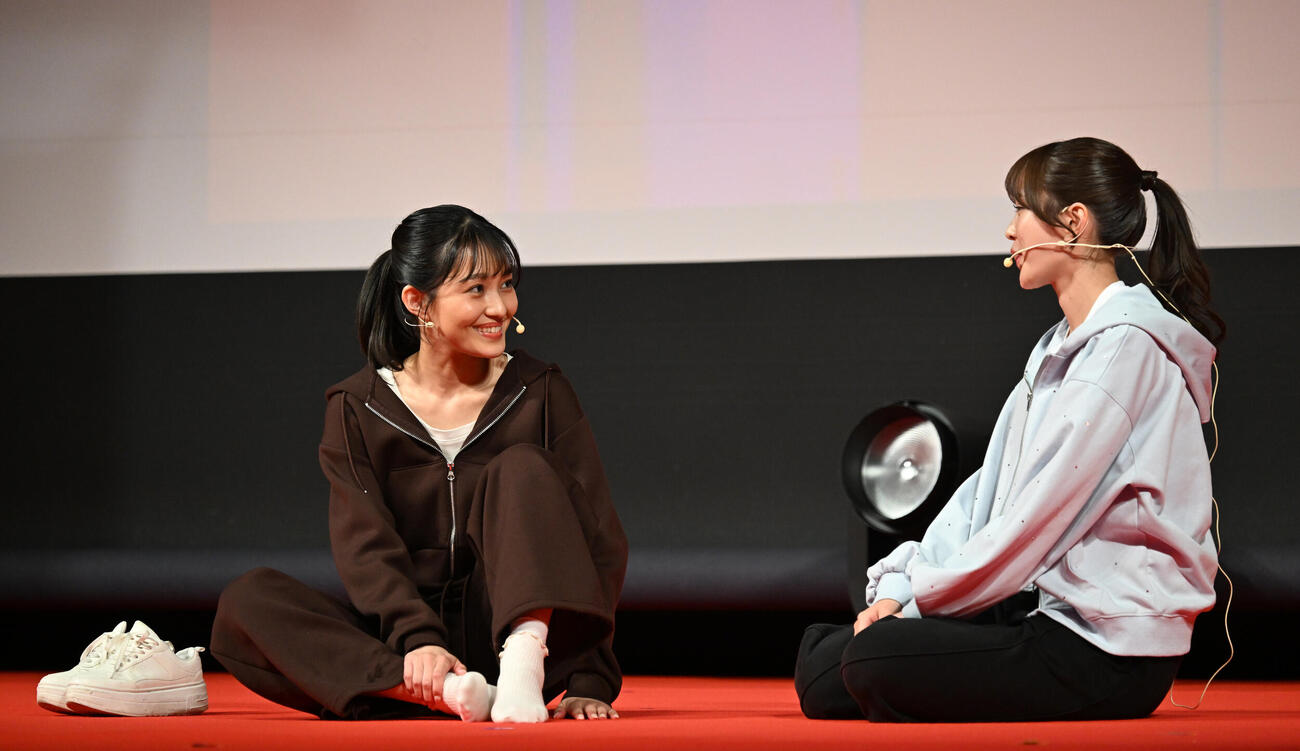 横浜国際映画祭　新人オーディションで演技する大原萌々（左）と粕谷亜理紗（撮影・千葉一成）