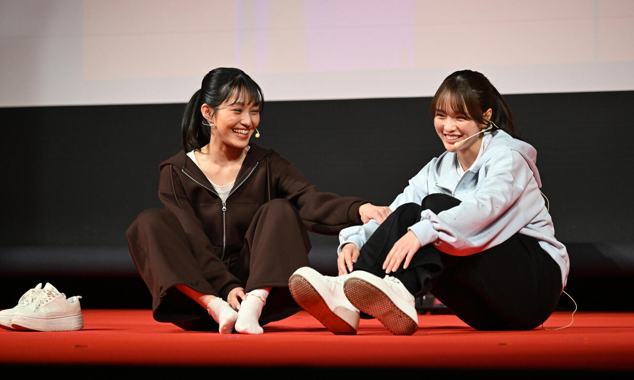 横浜国際映画祭　新人オーディションで演技する大原萌々（左）と粕谷亜理紗（撮影・千葉一成）