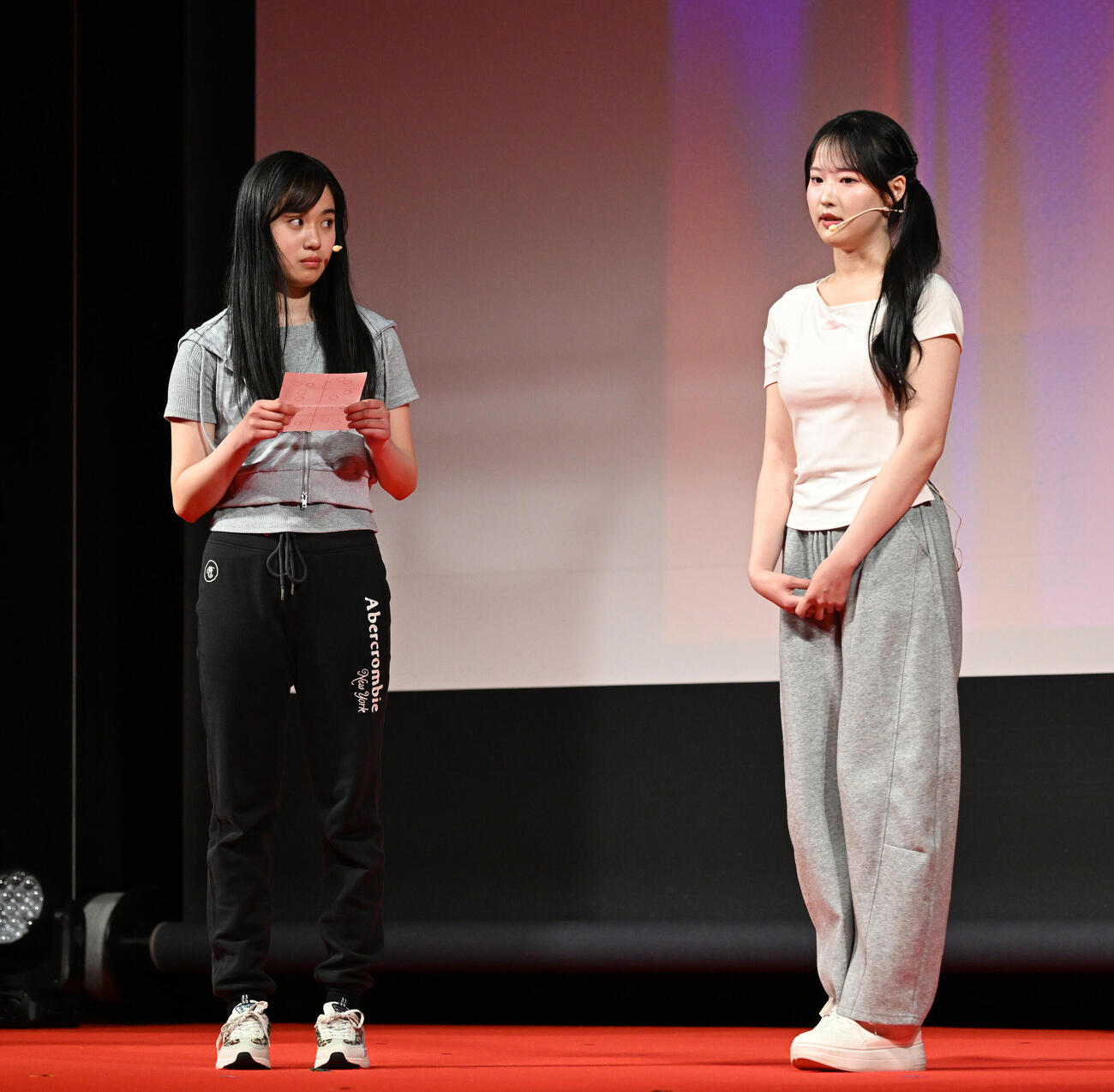 横浜国際映画祭　新人オーディションで演技する吉谷真実（左）と成瀬凌華（撮影・千葉一成）