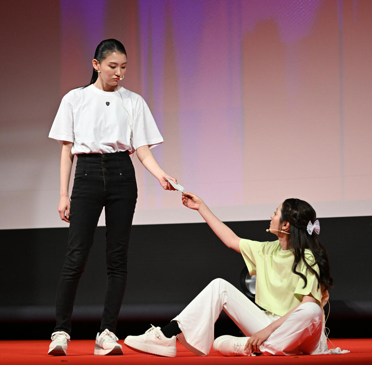 横浜国際映画祭　新人オーディションで演技する杏乃々香（左）と齋藤ちほ（撮影・千葉一成）
