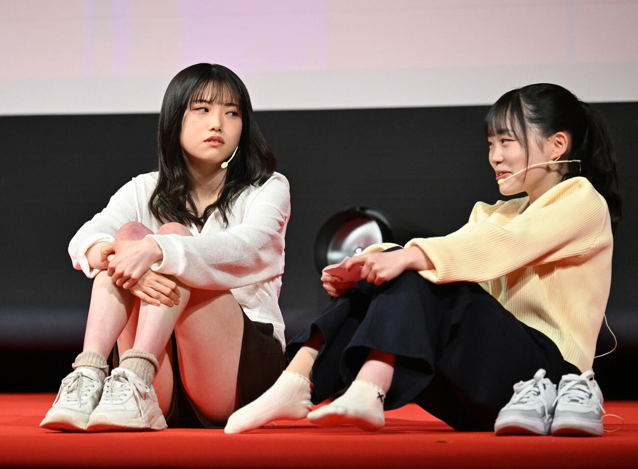 横浜国際映画祭　新人オーディションで演技する北澤詩乃（左）と酒井希愛（撮影・千葉一成）