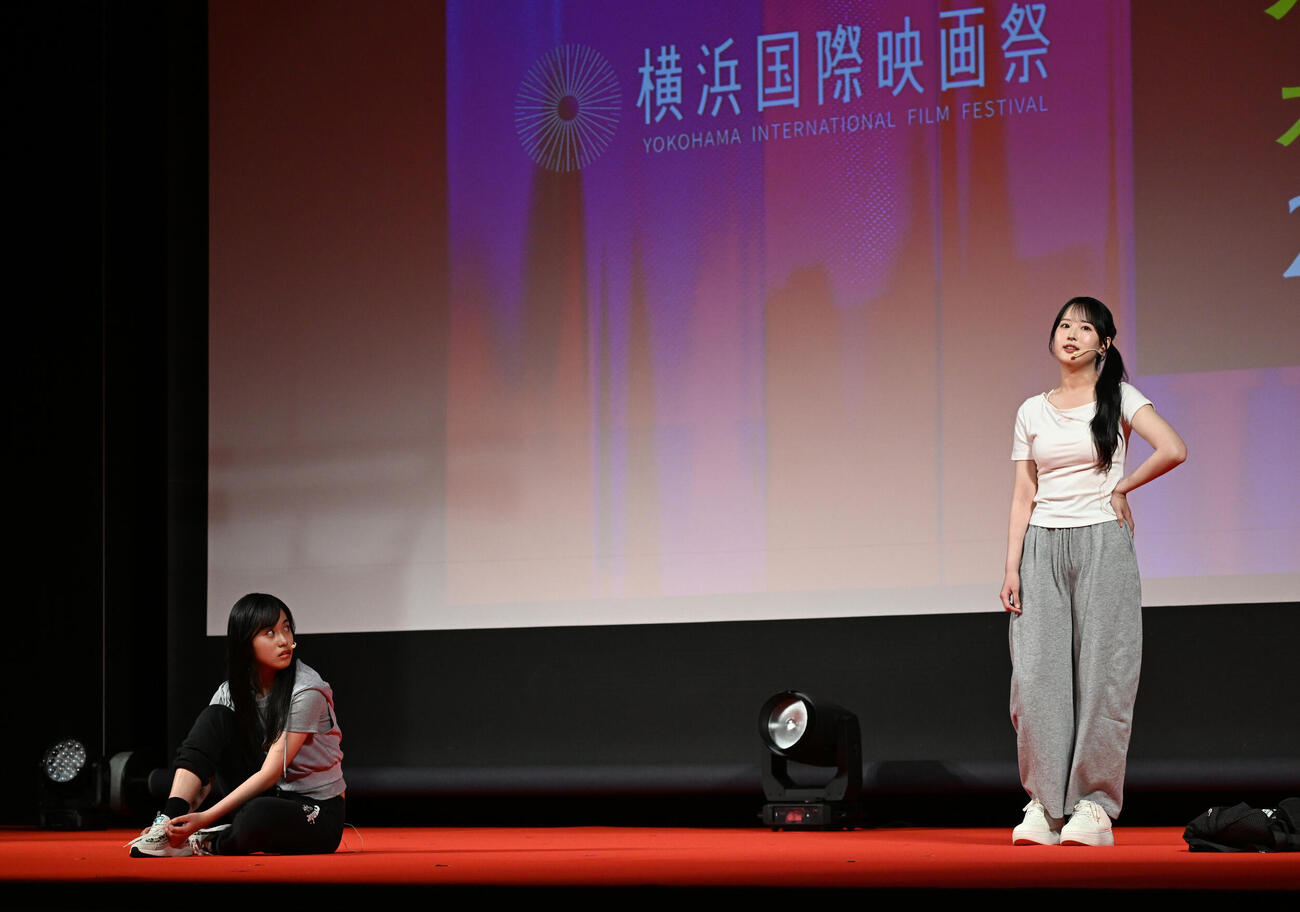 横浜国際映画祭　新人オーディションで演技する吉谷真実（左）と成瀬凌華（撮影・千葉一成）
