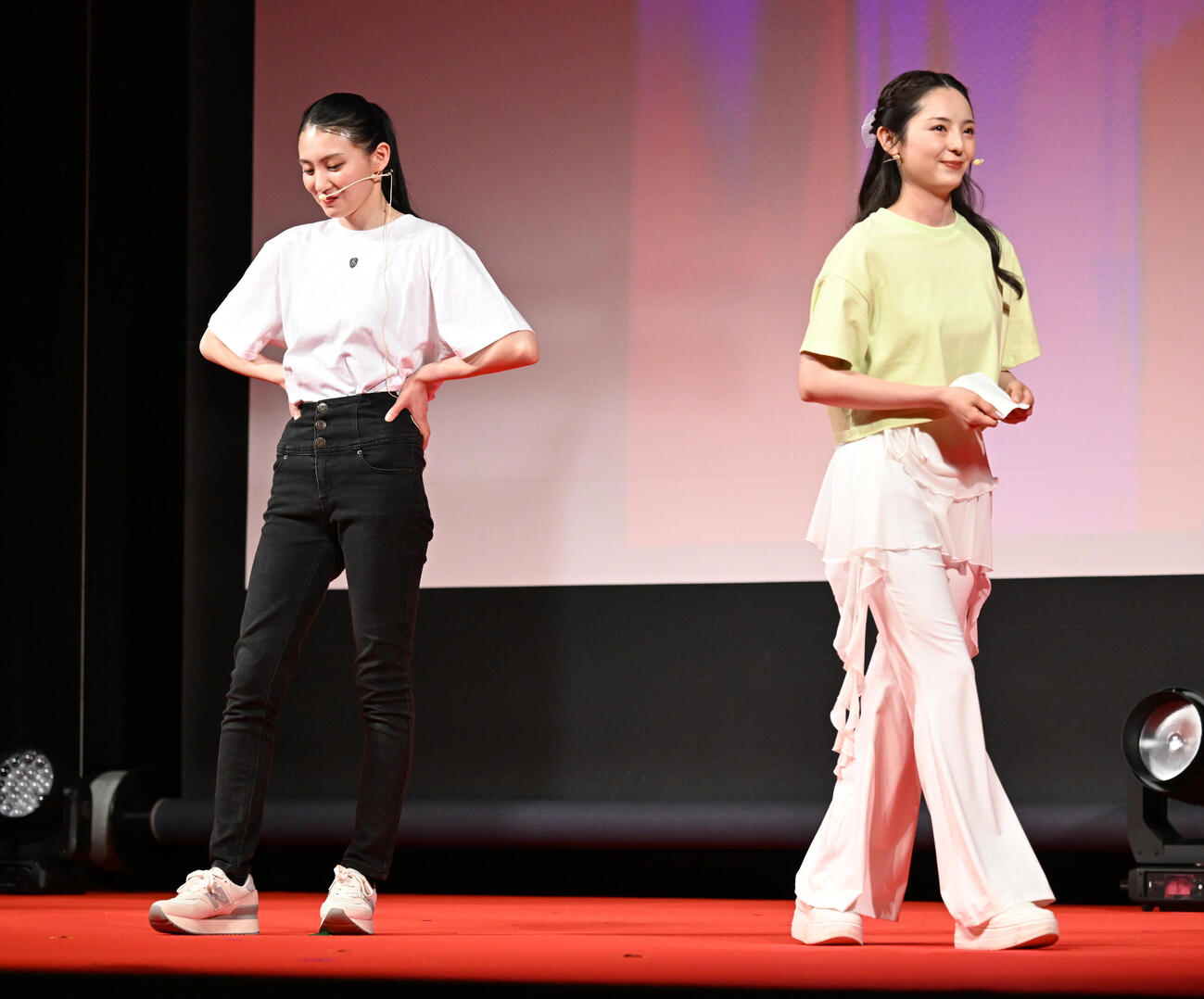 横浜国際映画祭　新人オーディションで演技する杏乃々香（左）と齋藤ちほ（撮影・千葉一成）