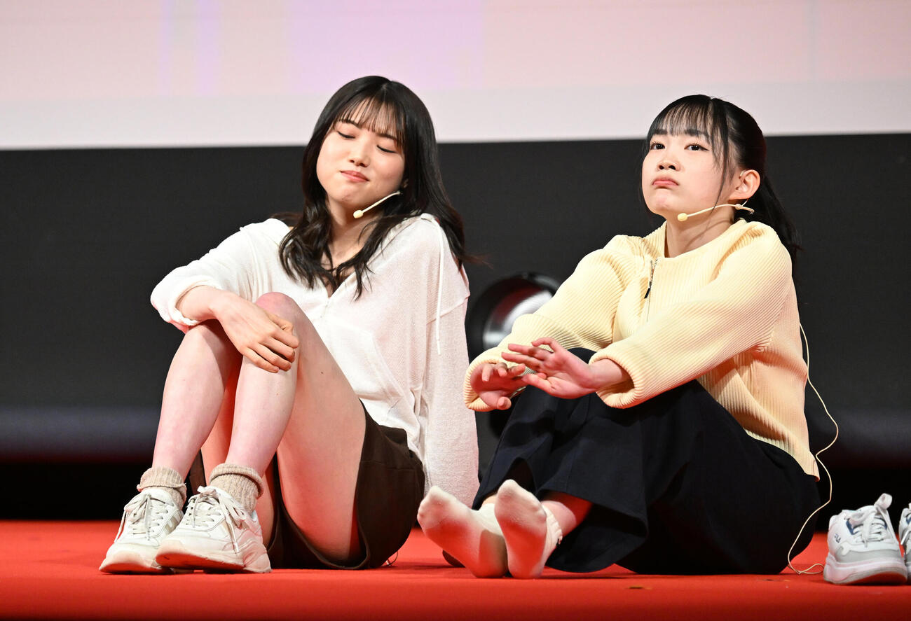 横浜国際映画祭　新人オーディションで演技する北澤詩乃（左）と酒井希愛（撮影・千葉一成）