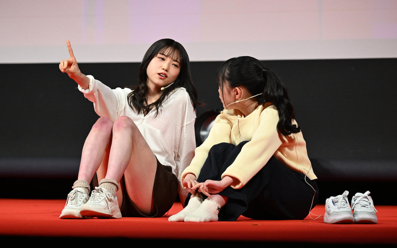 横浜国際映画祭　新人オーディションで演技する北澤詩乃（左）と酒井希愛（撮影・千葉一成）