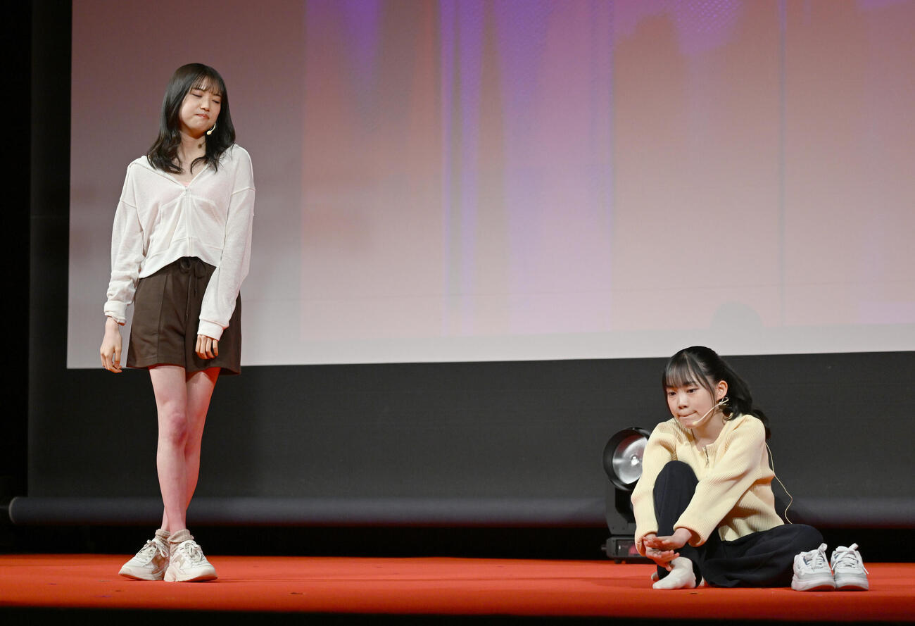 横浜国際映画祭　新人オーディションで演技する北澤詩乃（左）と酒井希愛（撮影・千葉一成）