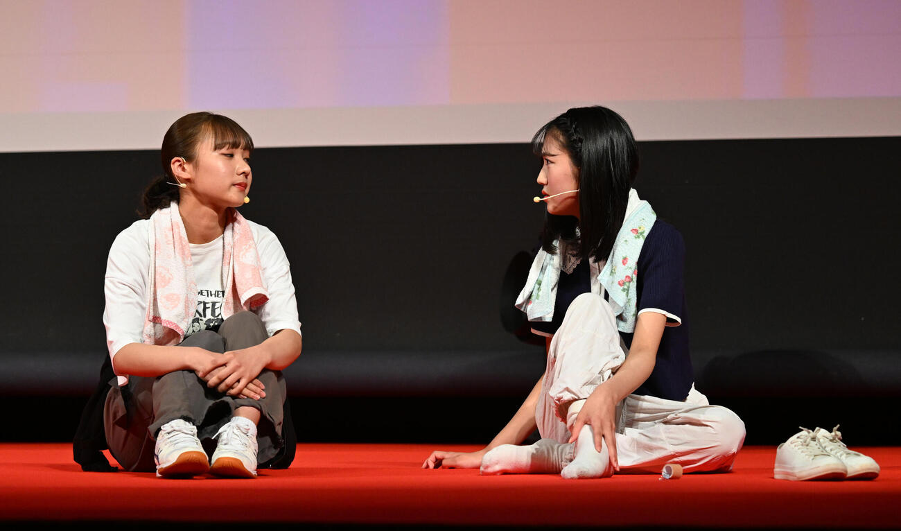 横浜国際映画祭　新人オーディションで演技する三田雪乃（左）と宮崎りりこ（撮影・千葉一成）