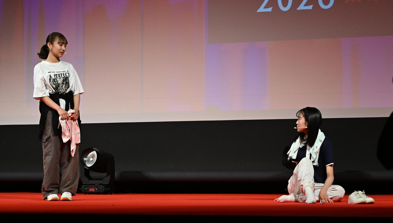 横浜国際映画祭　新人オーディションで演技する三田雪乃（左）と宮崎りりこ（撮影・千葉一成）