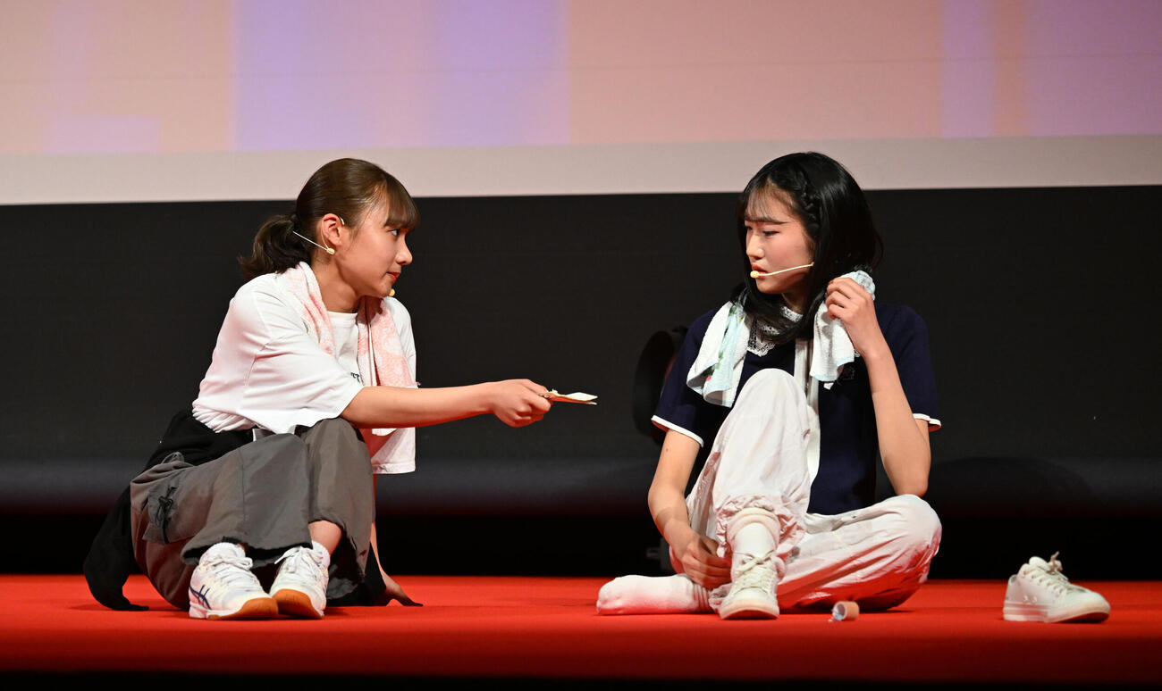 横浜国際映画祭　新人オーディションで演技する三田雪乃（左）と宮崎りりこ（撮影・千葉一成）