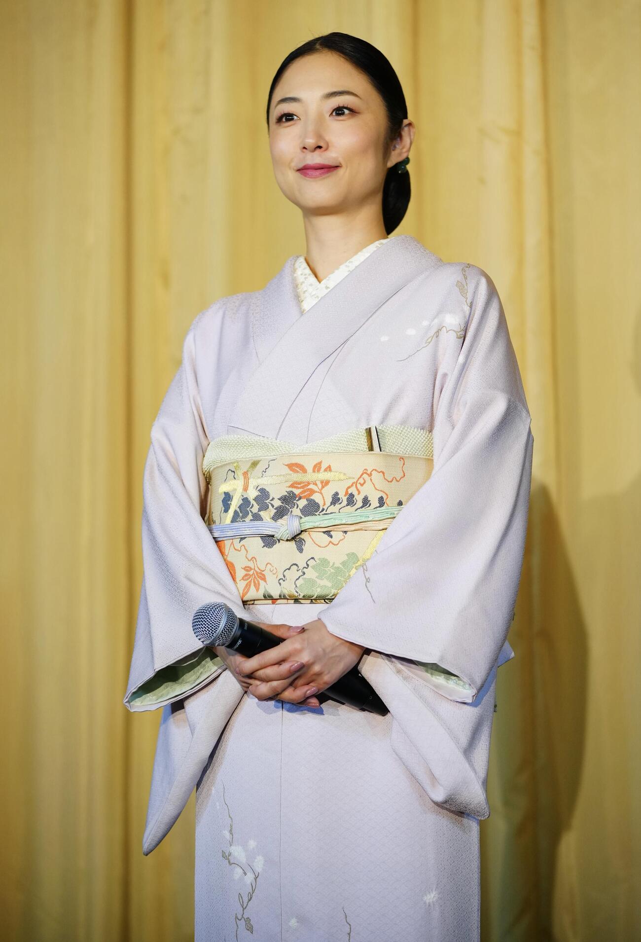 横浜国際映画祭・映画「名無し」舞台あいさつに和服姿で登壇するMEGUMI（撮影・垰建太）