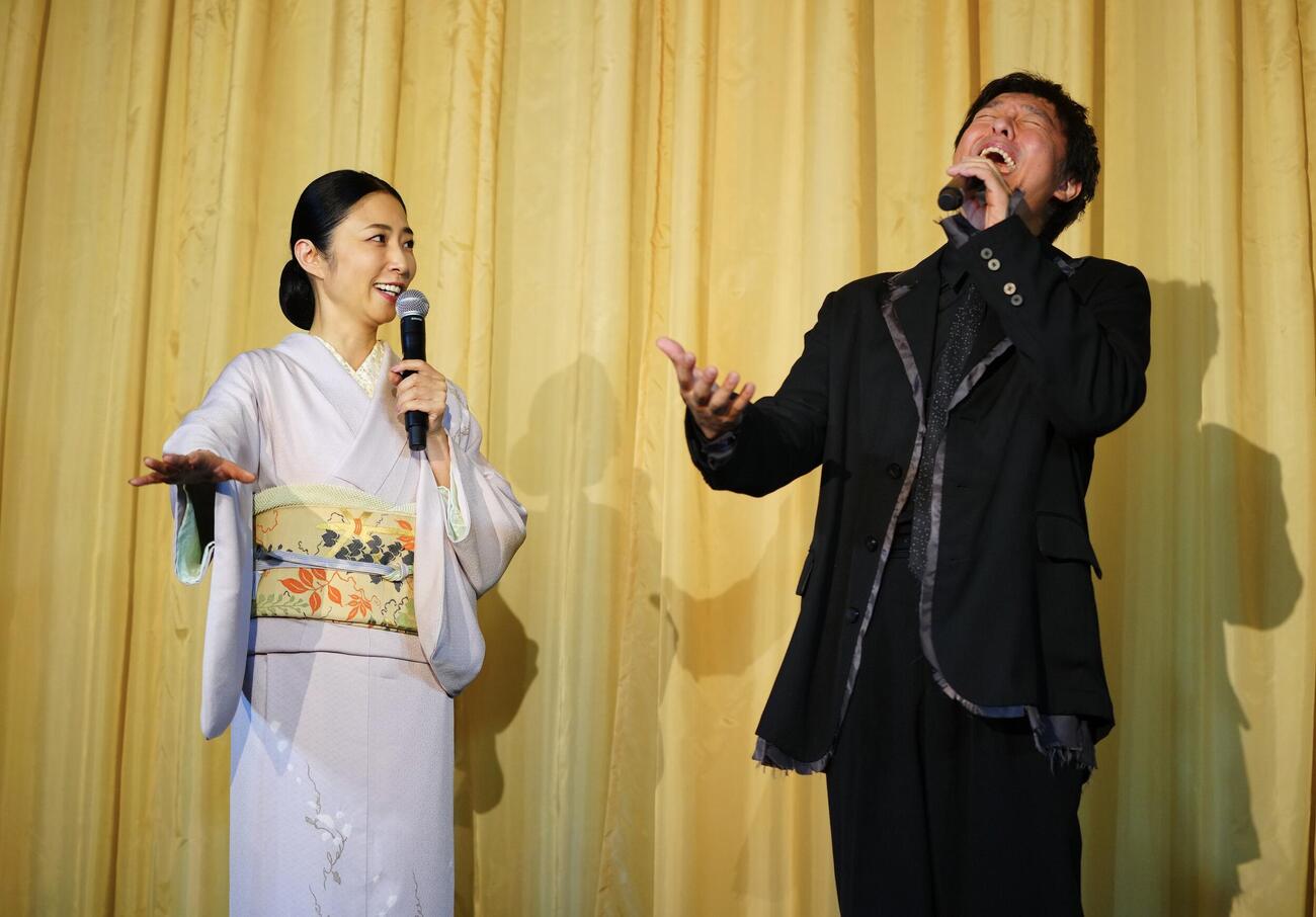 横浜国際映画祭・映画「名無し」舞台あいさつに登壇し笑顔を見せる丸山隆平（右）とMEGUMI（撮影・垰建太）