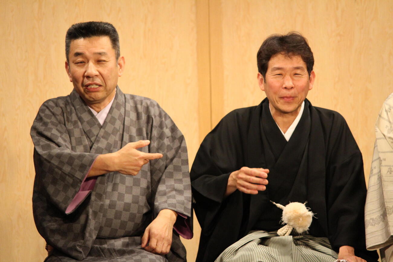 襲名披露公演を行った三代目笑福亭三喬（右）と師匠の松喬