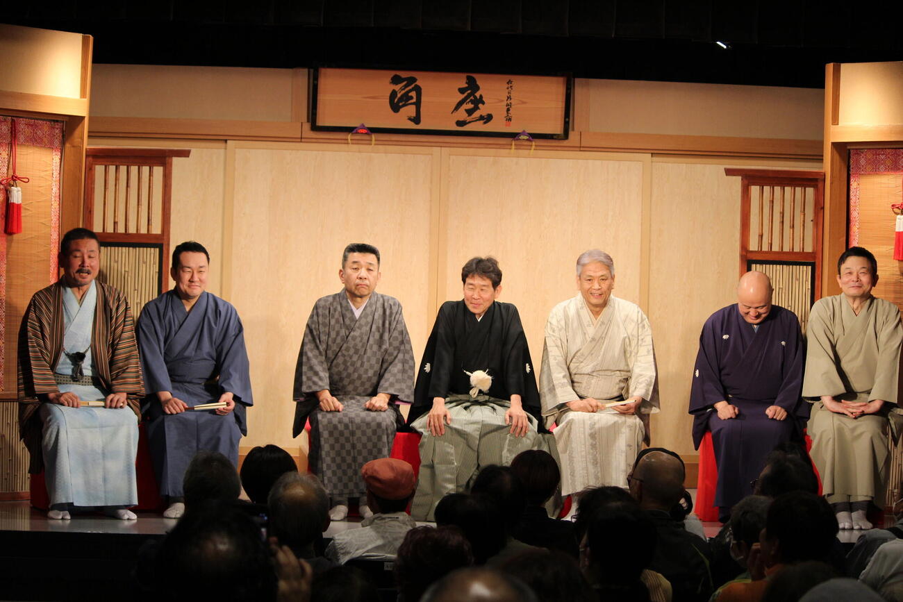 襲名披露公演に出演した（左から）笑福亭喬楽、生寿、松喬、三喬、遊喬、生喬、風喬