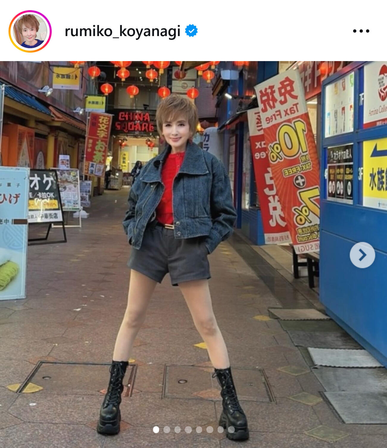 ショーパンからのぞく美脚（小柳ルミ子のインスタグラムから）