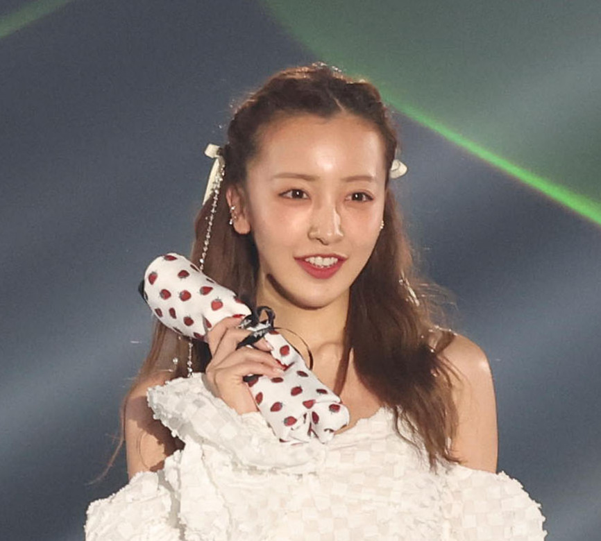 板野友美（2023年撮影）