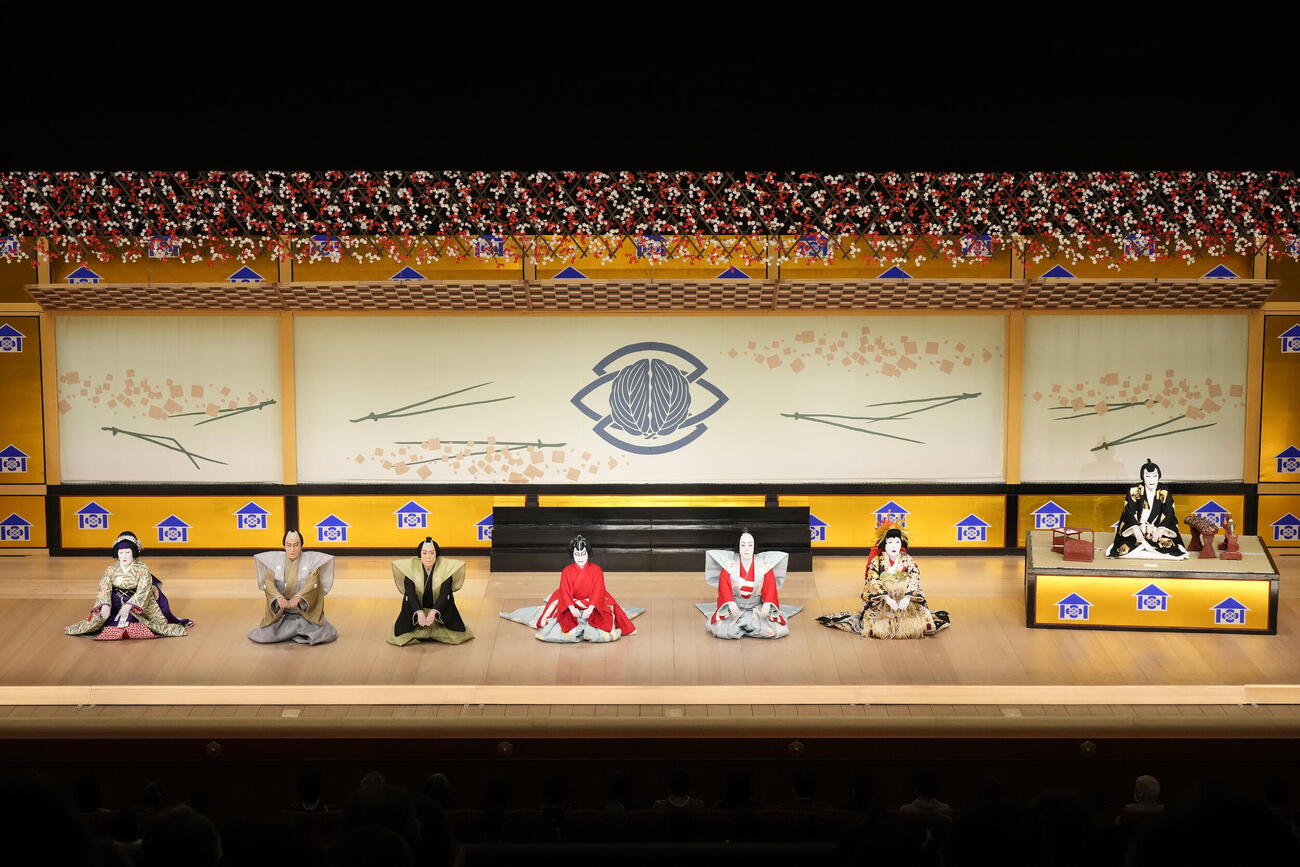 「團菊祭五月大歌舞伎」の「寿曽我対面」での劇中口上。左から、中村萬壽、市川團十郎、尾上松緑、尾上左近改め3代目尾上辰之助、8代目尾上菊五郎、中村雀右衛門、7代目尾上菊五郎（C）松竹