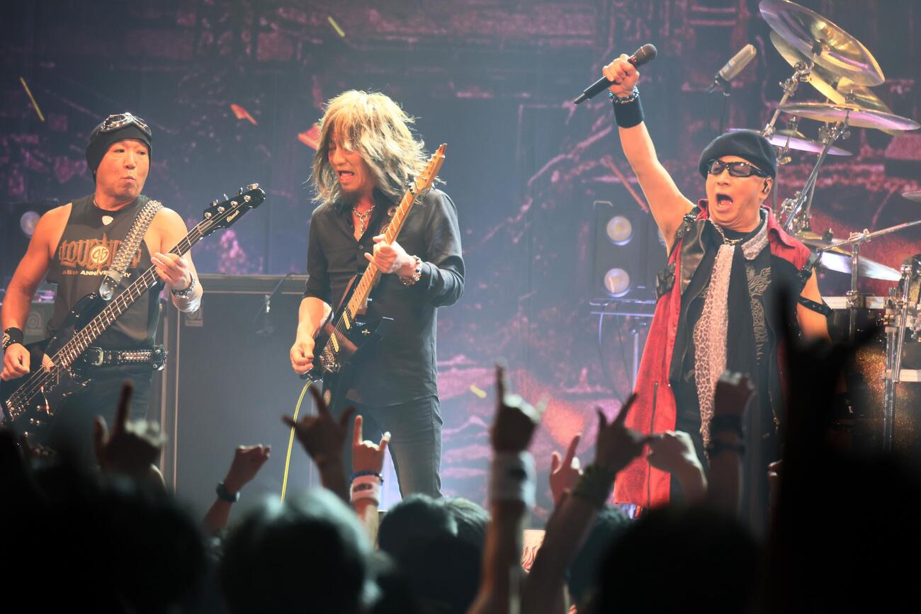 ライブを開催したLOUDNESS。左から山下昌良、高崎晃、二井原実（撮影・中島郁夫）