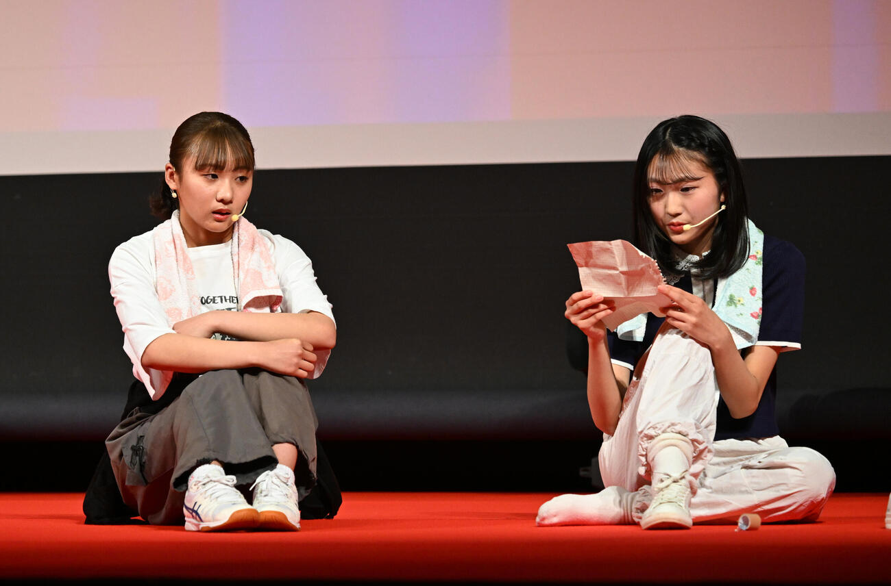 横浜国際映画祭　新人オーディションで演技する三田雪乃（左）と宮崎りりこ（撮影・千葉一成）