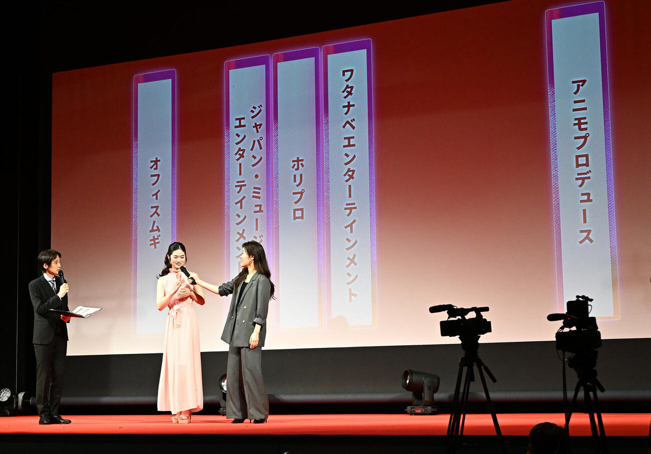 横浜国際映画祭　新人オーディションで5社からスカウトの声が掛かった藤田凌采さん（中央）。右はスペシャルサポーターを務めたヒコロヒー（撮影・千葉一成）