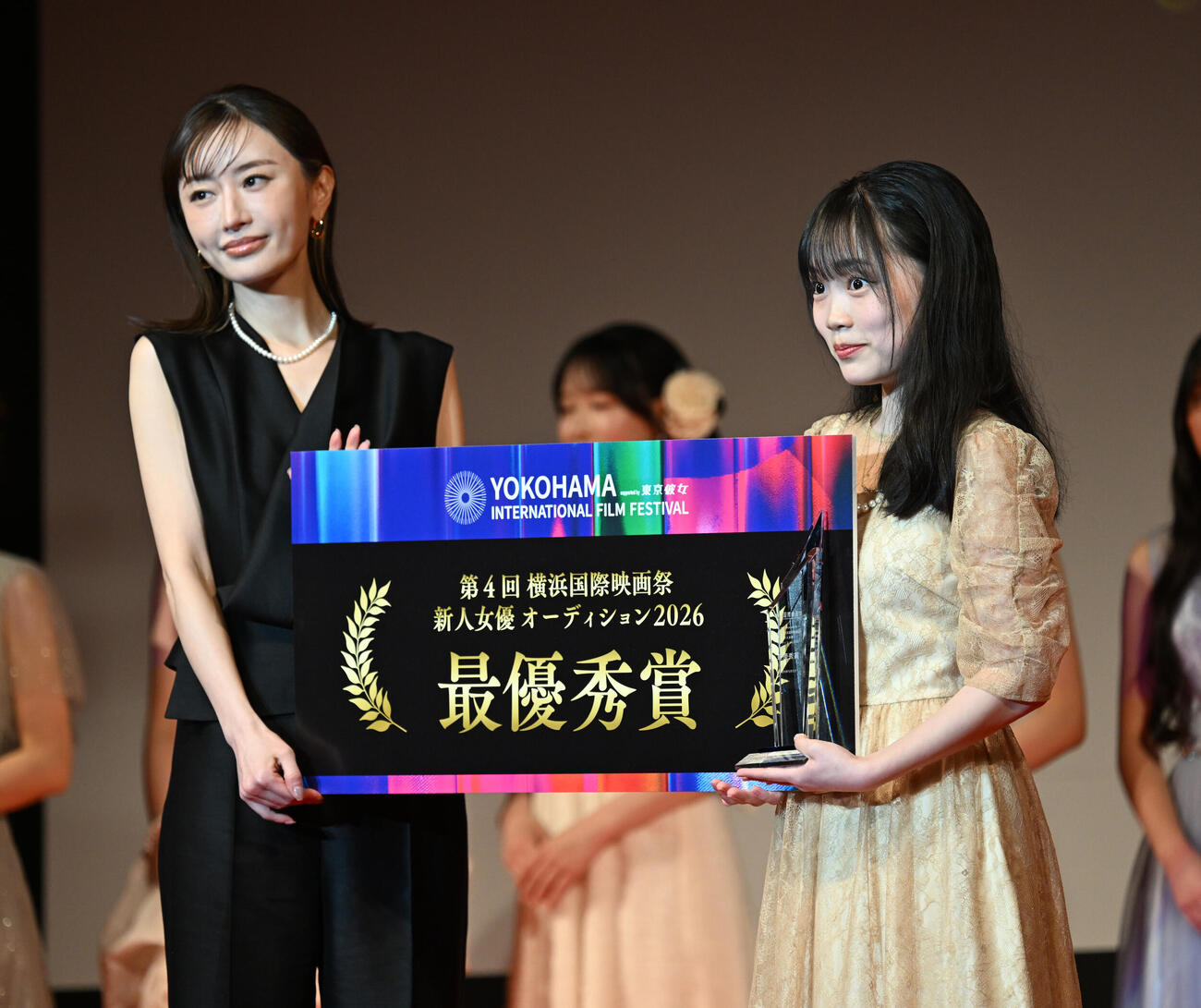横浜国際映画祭　新人オーディションで最優秀賞を受賞し、特別審査員を務めた松本まりか（左）と記念撮影に納まる酒井希愛（撮影・千葉一成）