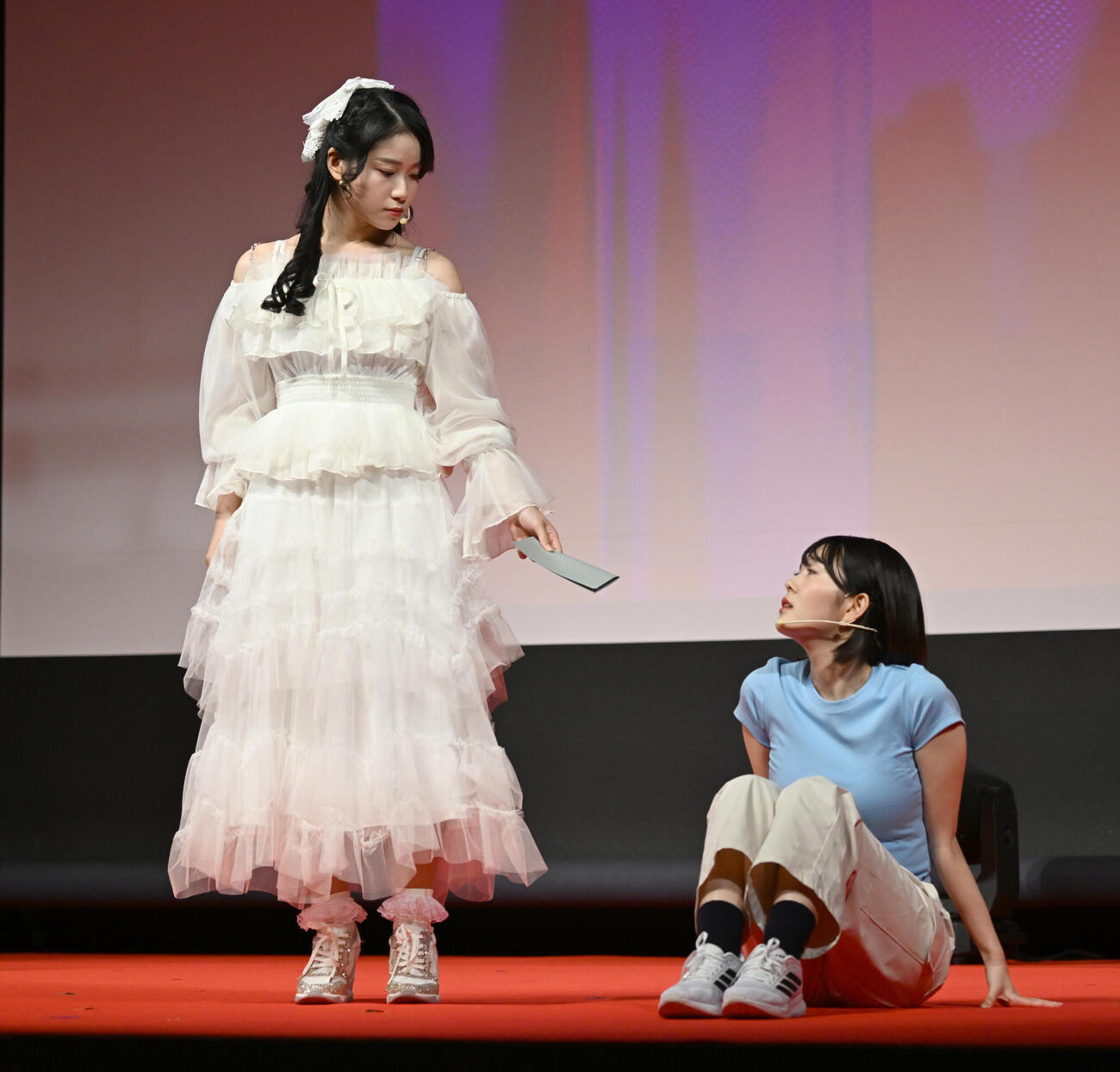 横浜国際映画祭　新人オーディションで演技する島崎友里杏（左）大山りき（撮影・千葉一成）