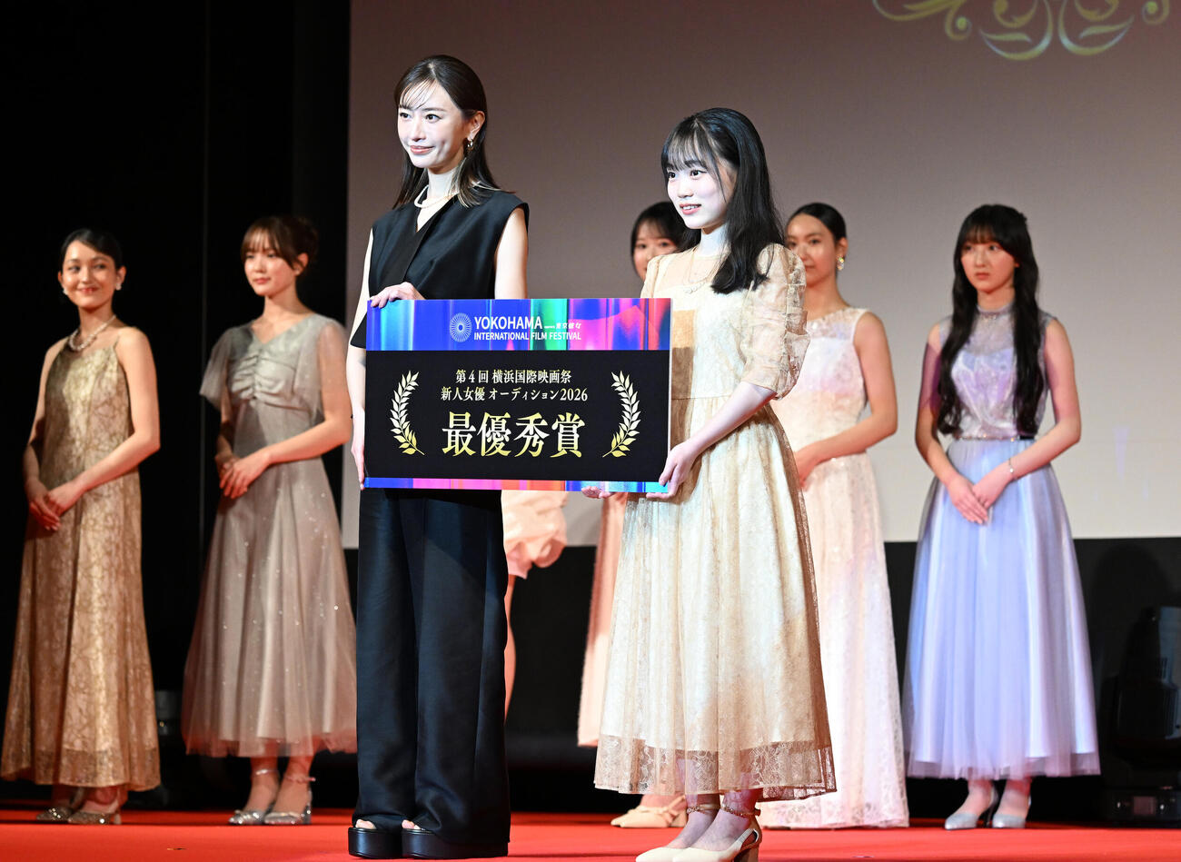 横浜国際映画祭　新人オーディションで最優秀賞を受賞し、特別審査員を務めた松本まりか（左）と記念撮影に納まる酒井希愛（撮影・千葉一成）