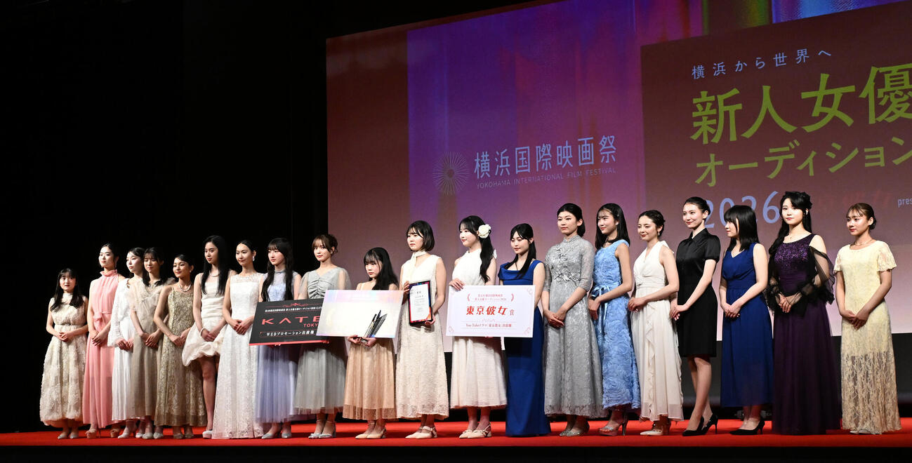 横浜国際映画祭　新人オーディションを終え、記念撮影に臨むファイナリストたち（撮影・千葉一成）