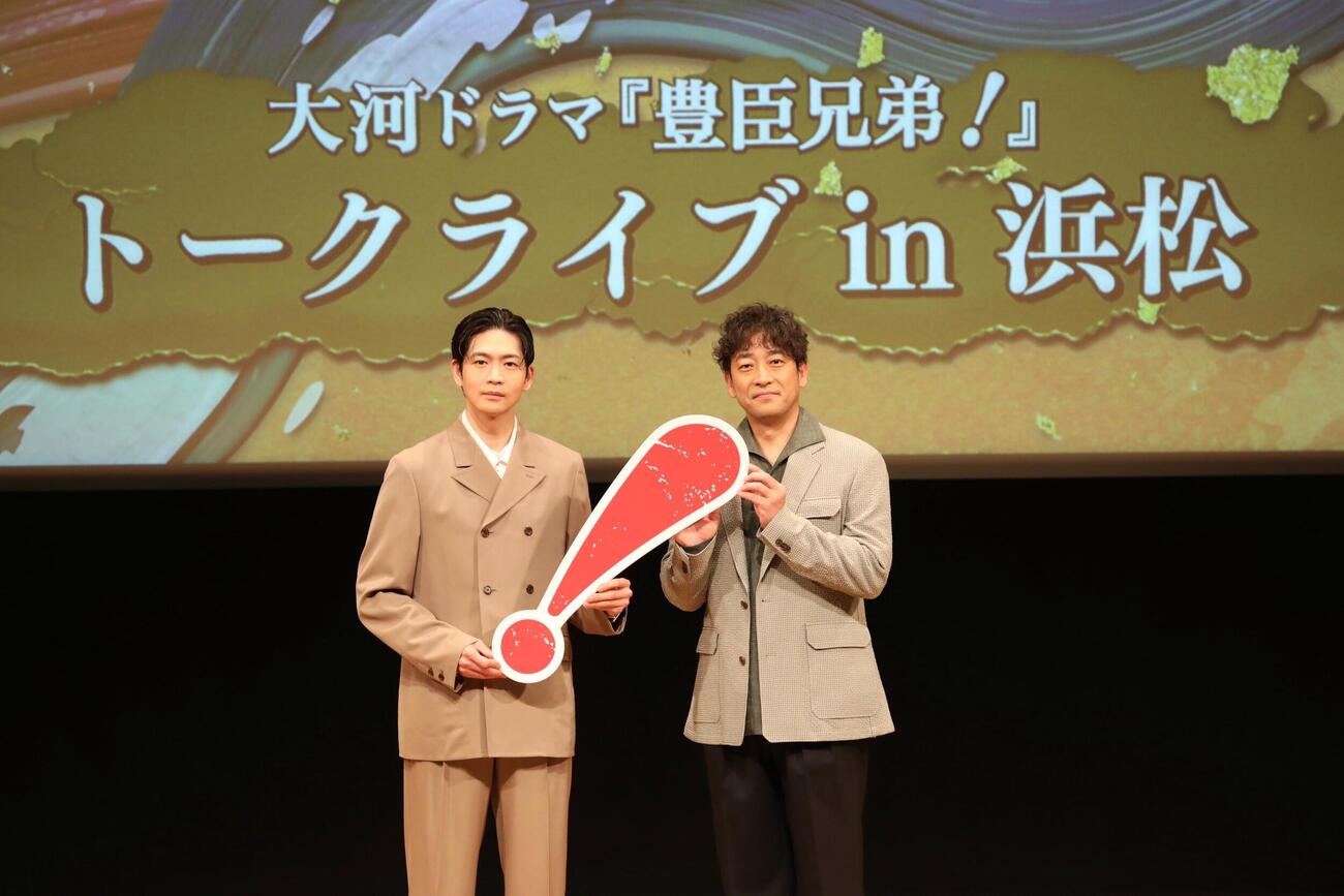 浜松でトークイベントを行った松下洸平（左）と迫田孝也