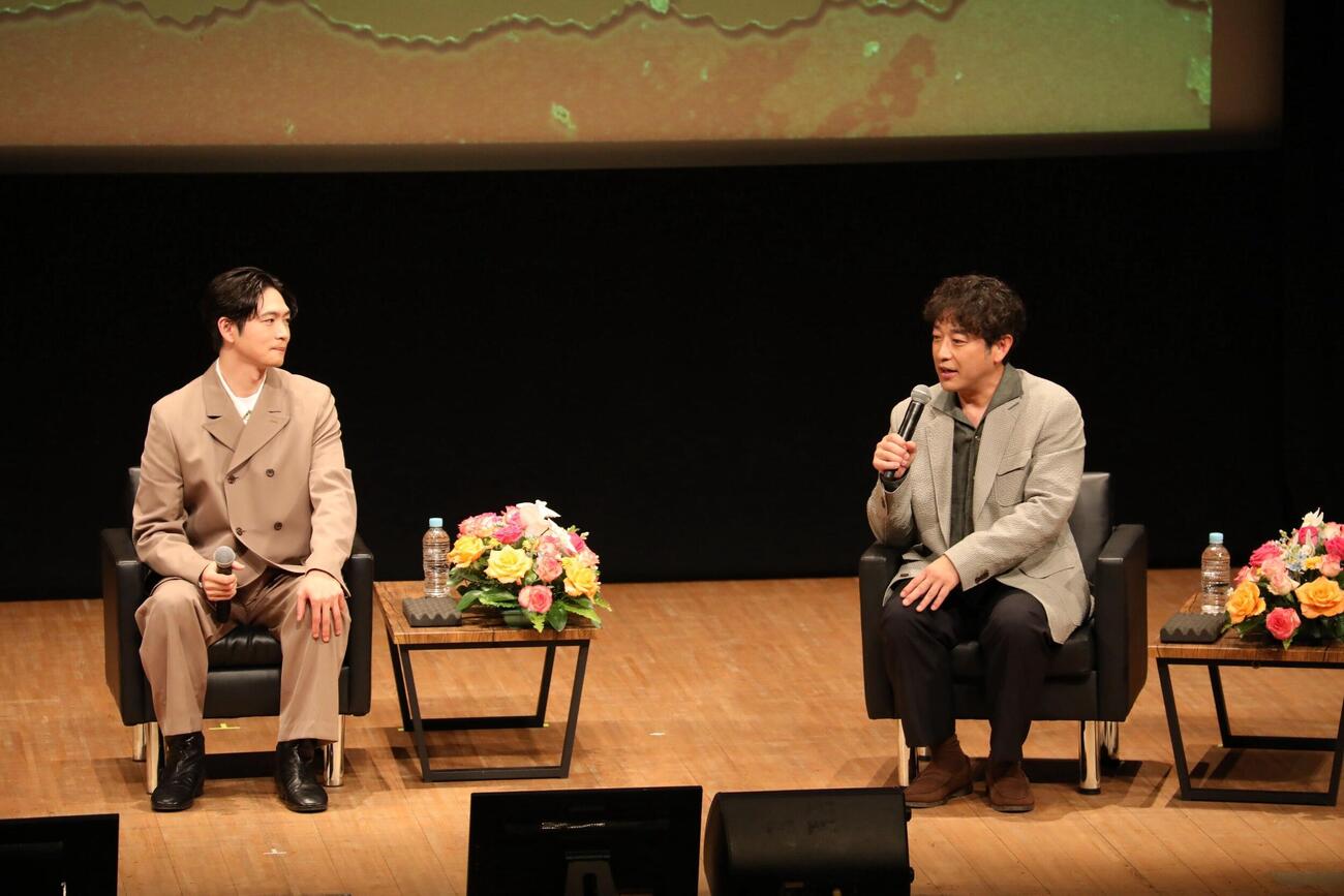 浜松でトークイベントを行った松下洸平（左）と迫田孝也