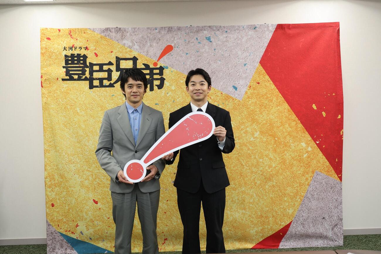 「博多どんたく　港まつり」のパレードに登場した池松壮亮（左）と仲野太賀