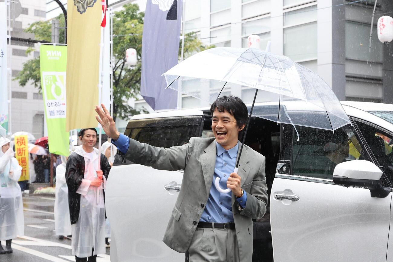 「博多どんたく　港まつり」のパレードに登場した池松壮亮