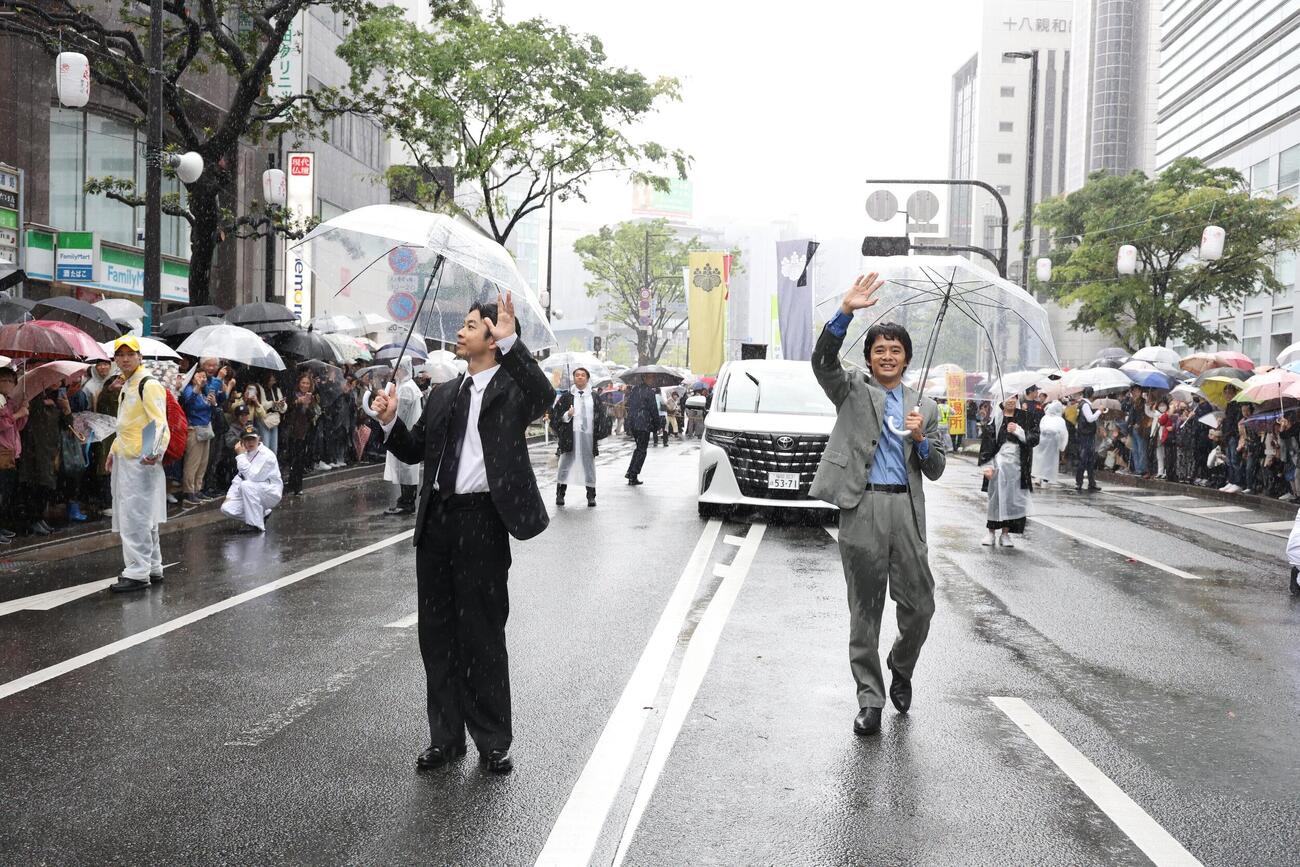 「博多どんたく　港まつり」のパレードに登場した仲野太賀（左）と池松壮亮