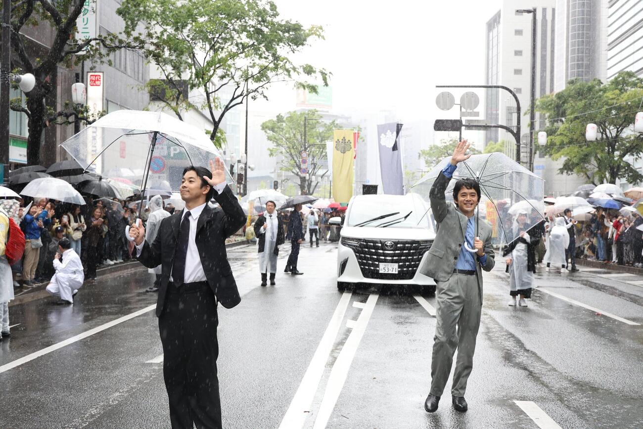 「博多どんたく　港まつり」のパレードに登場した仲野太賀（左）と池松壮亮