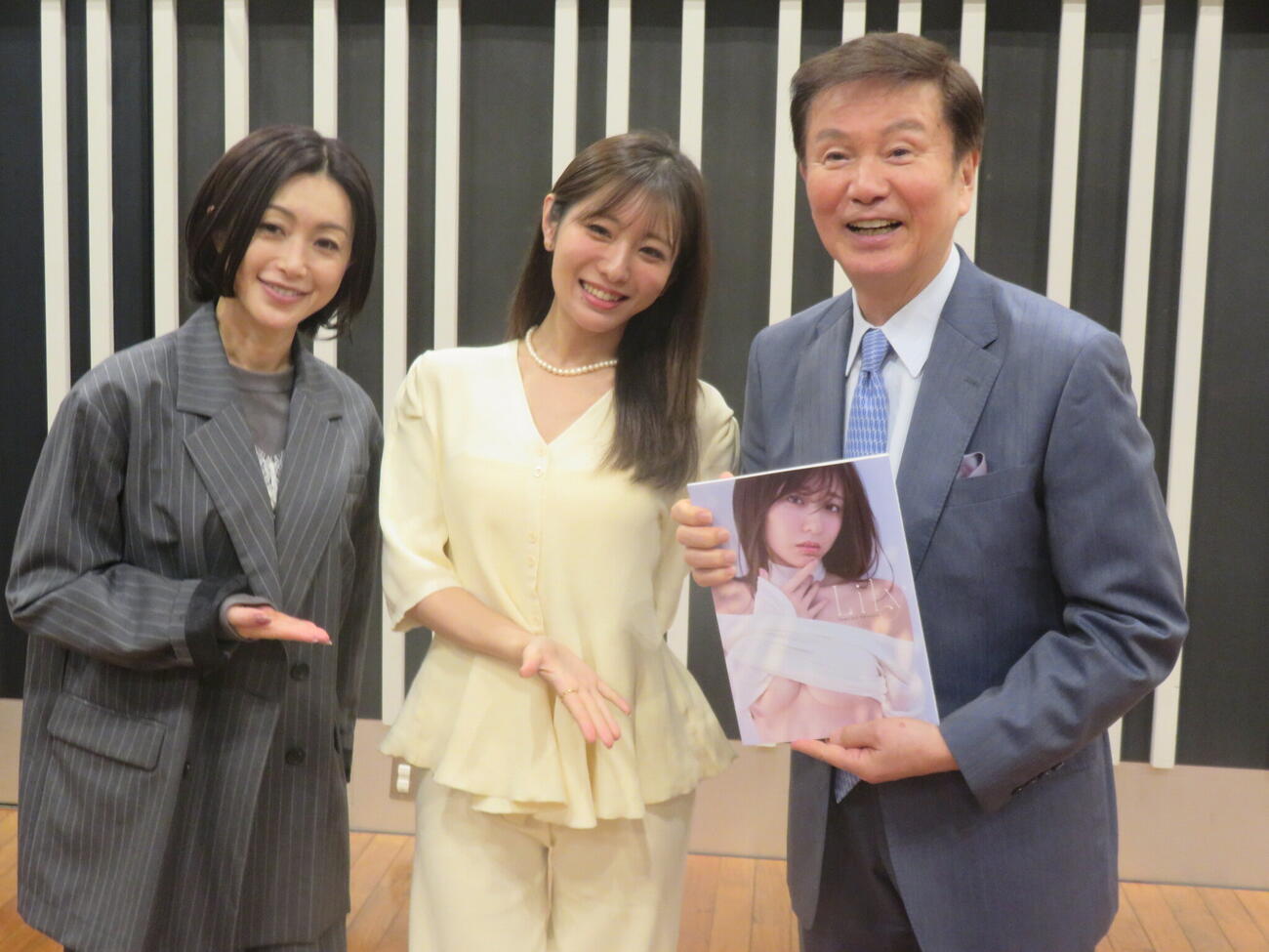 FM NACK5「森田健作　青春もぎたて朝一番！」の収録に臨んだ、左から酒井法子、白戸ゆめの、森田健作