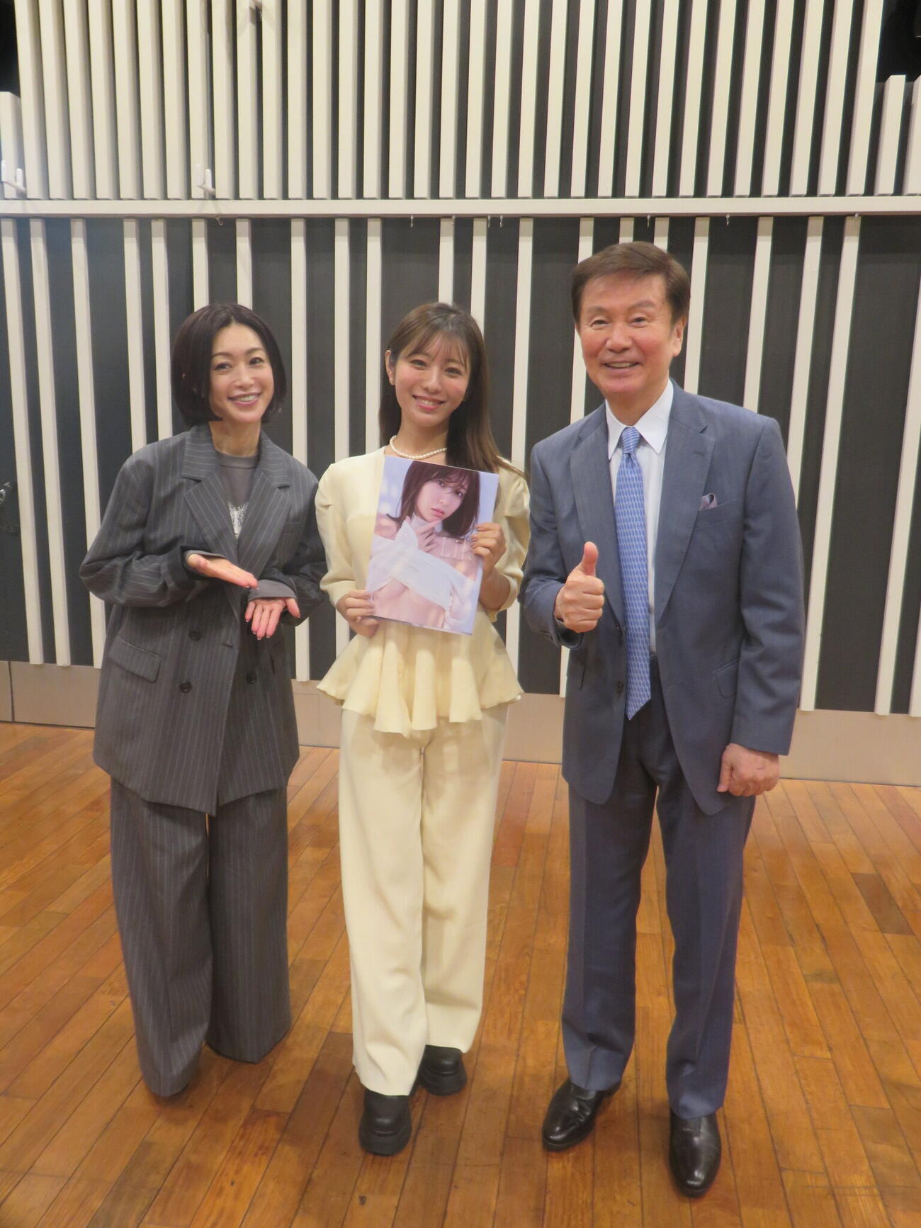 FM NACK5「森田健作　青春もぎたて朝一番！」の収録に臨んだ、左から酒井法子、白戸ゆめの、森田健作