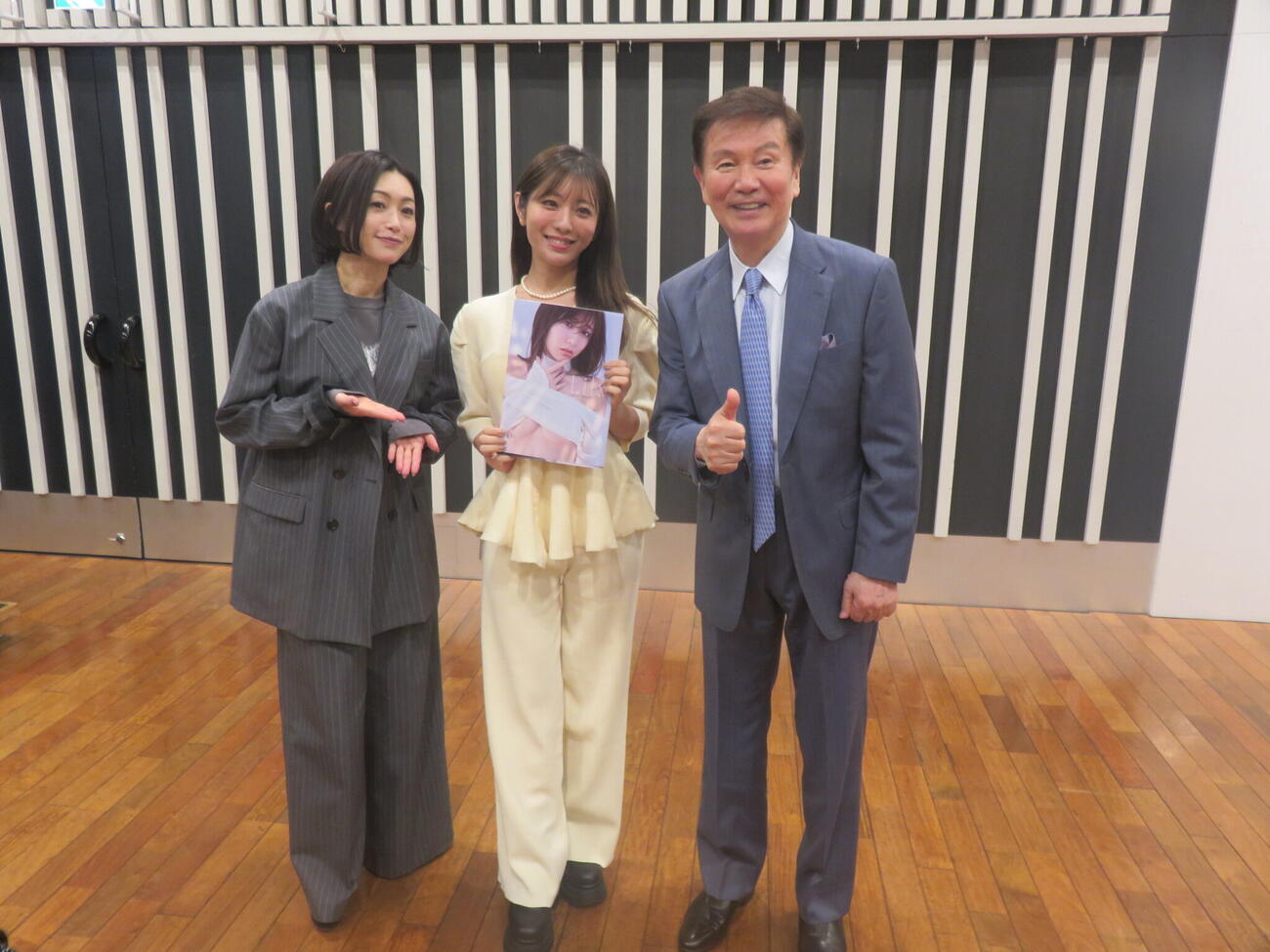 FM NACK5「森田健作　青春もぎたて朝一番！」の収録に臨んだ、左から酒井法子、白戸ゆめの、森田健作