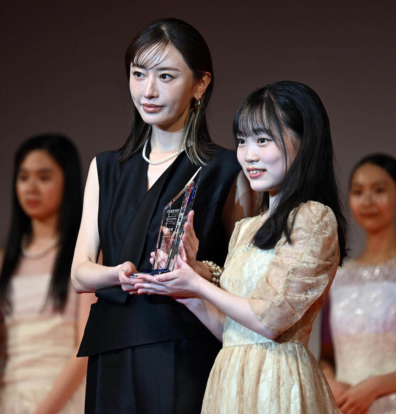 横浜国際映画祭　新人オーディションで最優秀賞を受賞し、特別審査員を務めた松本まりか（左）と記念撮影に納まる酒井希愛さん（撮影・千葉一成）